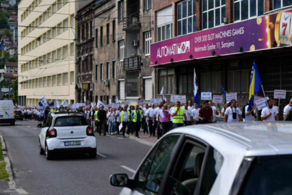 Nezadovoljni radnici danas na ulicama Sarajeva: "Smanjite poreze i doprinose, rasteretite cijenu rada"