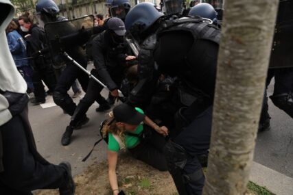 Prvomajski protest u Parizu: Policija intervenirala korištenjem pendreka