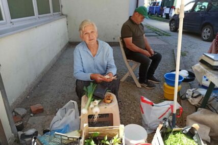 Sabira Hasanović 48 godina bavi se poljoprivredom, već dvije godine domaće proizvode prodaje na pijaci CIJENE SU SLABE, ALI MORA SE BORITI