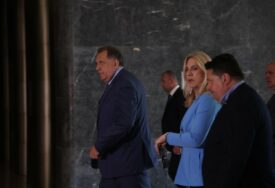 Dodik, Cvijanović i Košarac stigli u Parlament BiH: Pogledajte kako je izgledao dolazak (FOTO)