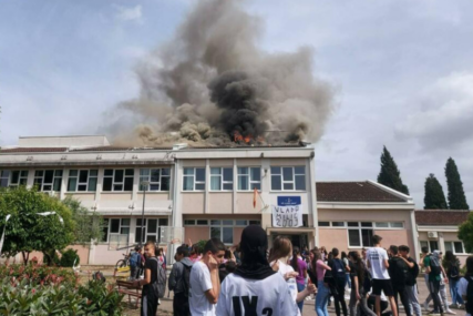 (VIDEO) Maturanti slavili kraj školovanja bakljadom, pa zapalili školu...