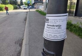 U Banjaluci osvanuli zanimljivi plakati: "Umrla Demokratija"
