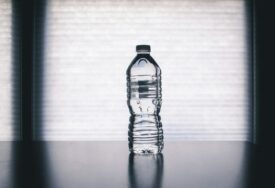 Preporučuje i drugima da to ne rade: Doktor objasnio zašto ne pije vodu iz flašice