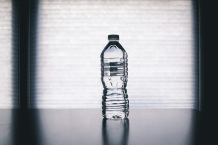 Preporučuje i drugima da to ne rade: Doktor objasnio zašto ne pije vodu iz flašice