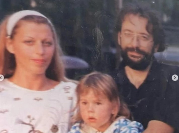Teya Dora sa roditeljima
