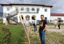Prijedor: Na mjestu bivšeg logora Trnopolje otvorena izložba fotografija Nidala Šaljića "Zidovi"