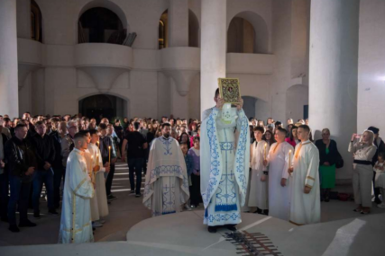 Nakon više od 30 godina služena ponoćna vaskršnja liturgija u Sabornoj crkvi u Mostaru