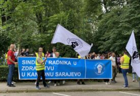 Desetine zdravstvenih radnika protestuje ispred zgrade Vlade KS