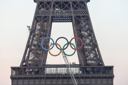 Olimpijski krugovi postavljeni na Ajfelov toranj