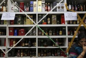 Masovno trovanje alkoholom u Indiji. Umrle 34 osobe, 80 ih u bolnici