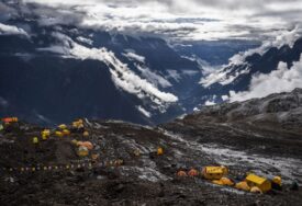 Deset alpinista nestalo nakon što je lavina pogodila bazni kamp na Himalajima