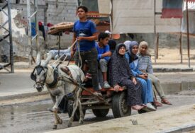 Zbog nestašice goriva Palestinci koriste zaprežna kola za prevoz (FOTO)