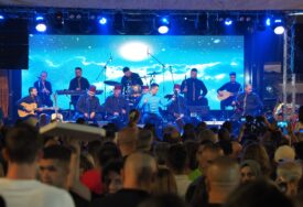 Dani bajramske radosti: Brojne Sarajlije i gosti uživali na koncertu na Baščaršiji (FOTO)