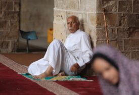 Bajram u Gazi: Palestinci obilaze mezarja, upućuju molitve za svoje najmilije