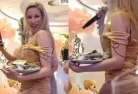 Rada Manojlović puni tanjire parama: Hit snimak kako uzima bakšiš na jednom slavlju (VIDEO)