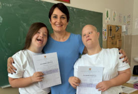 Sara Bero, majka bliznakinja sa Downovim sindromom nikad ponosnija: Djevojke su uzele svoja svjedočanstva