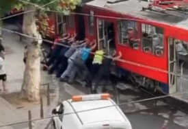 U Beogradu tramvaj ispao iz šina, žena i muškarci ga gurali (VIDEO)
