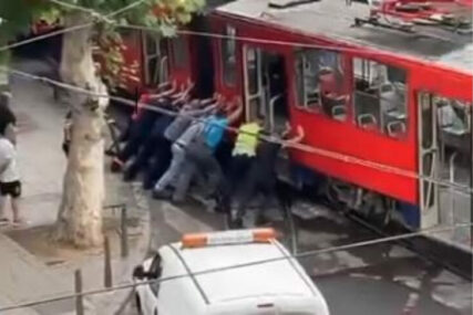 U Beogradu tramvaj ispao iz šina, žena i muškarci ga gurali (VIDEO)