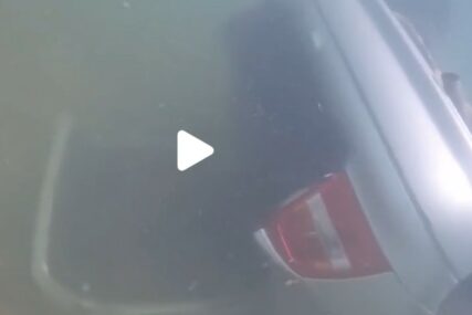Vozač sletio u Plivsko jezero, GSS će izvući automobil (VIDEO)