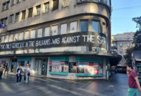 Na fasadi u centru Beograda "osvanuo" grafit koji negira genocid u Srebrenici