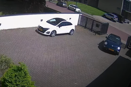 VW Buba sama se preparkirala na drugo mjesto, evo kako se to desilo (VIDEO)