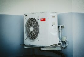 TEMA BOSNAINFO Klima uređaji u stanovima i kućama više nisu luksuz nego potreba: Sve veće vrućine Sarajlije tjeraju na kupovinu rashladnih uređaja