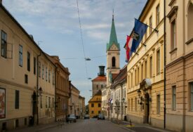 Muškarac koji se zapalio ispred zgrada Vlade i Sabora Hrvatske u teškom stanju