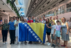 Ministrica Muminović na aerodromu u Sarajevu dočekala učenike koji su postigli sjajne rezultate na matematičkoj olimpijadi