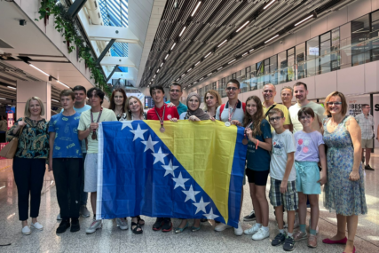 Ministrica Muminović na aerodromu u Sarajevu dočekala učenike koji su postigli sjajne rezultate na matematičkoj olimpijadi