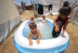 Djeca u Gazi igraju se u bazenu kako bi bar nakratko zaboravili ratne strahote (FOTO)