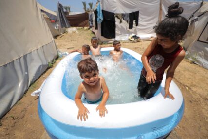 Djeca u Gazi igraju se u bazenu kako bi bar nakratko zaboravili ratne strahote (FOTO)