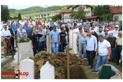 Klanjana dženaza Harisu Burini, na gradskom groblju ga ispratilo stotinjak građana