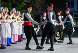 Kultura na ulice 2024!: Na pozorišnom Trgu Susan Sontag održana smotra omladinskih folklornih ansambala (FOTO)