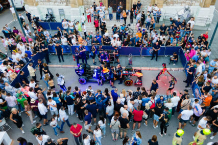 MOĆNO! Zvuk F1 bolida odjekivao centrom Sarajeva uoči Red Bull Showruna (FOTO)