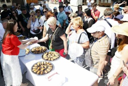 Gradonačelnica Karić proslavila Kurban bajram sa sugrađanima darivanjem baklava i dobrih želja