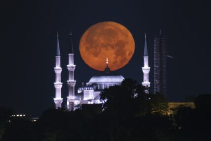 MISTIČNO LIJEPO Bajkoviti prizori punog Mjeseca iznad Istanbula (FOTO)