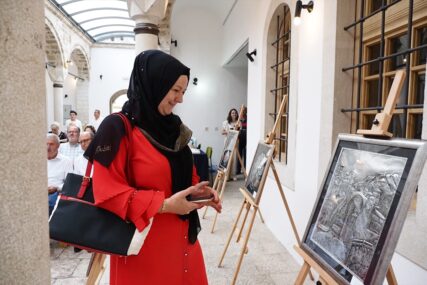 U Gazi Husrev-begovom hanikahu u Sarajevu otvorena izložba "Sloboda izvan okvira" (FOTO)