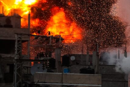 Snimljeno kako vojska za genocid optuženog Izraela raketama do temelja ruši zgradu Al-Magahazi (FOTO)