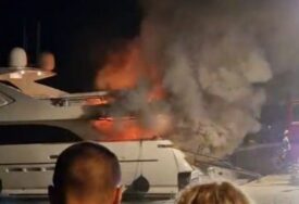 U Makarskoj planula luksuzna jahta: Borba s vatrom trajala cijelu noć, zatvorili su rivu