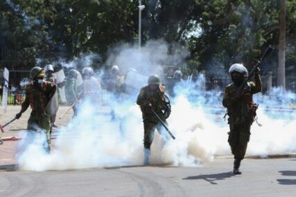 Kenija: Ubijeno najmanje 10 ljudi kada je policija otvorila vatru na demonstrante koji su upali u parlament