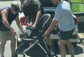 (VIDEO) TATE U PROBLEMU Kako sklopiti kolica za bebu, video nasmijao više od 30 miliona ljudi