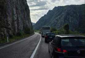 Vozači, oprez: Kolovoz mokar, mogući odroni na cesti