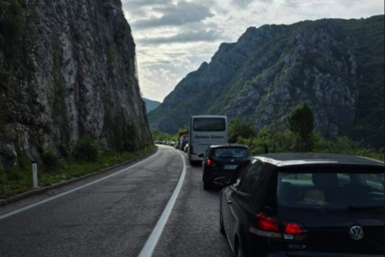 Poznati detalji teške saobraćajne nesreće kod Mostara, saobraćaj i dalje obustavljen