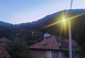 Selo kod Vranduka dobilo uličnu rasvjetu! Svjetlo upalio gradonačelnik Zenice Fuad Kasumović (VIDEO)