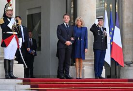 Francuska: Macron dočekao Bidena ispred Jelisejske palate