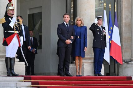 Francuska: Macron dočekao Bidena ispred Jelisejske palate