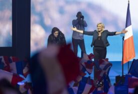 Težak poraz Macrona na EU izborima, potukla ga Le Pen