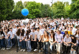 Svečani defile maturanata novogradskih osnovnih škola, mladost i ljepota na ulicama