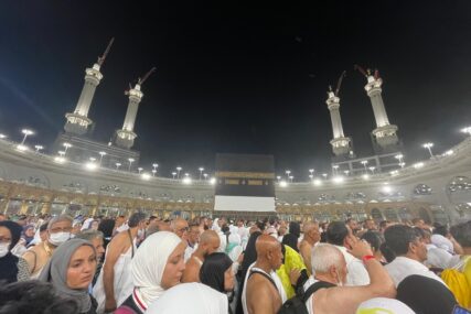 Mekka: Stotine hiljada budućih hadžija obavljaju molitve u krugu Kabe