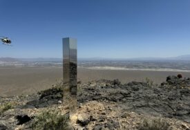 Misteriozni monolit se pojavio u pustinji u Nevadi: Policija Las Vegasa ga ekspresno uklonila (FOTO)